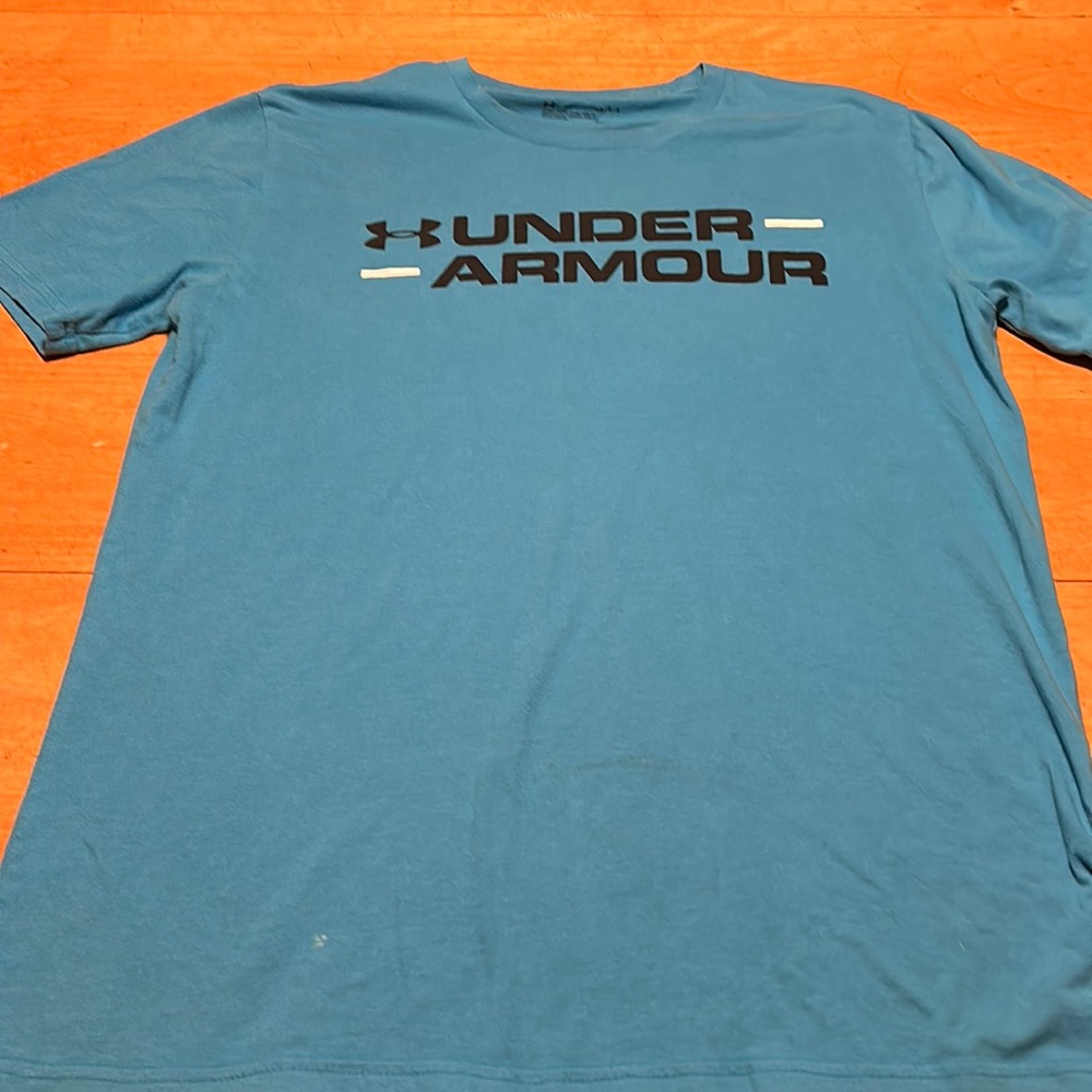 Great condition light blue under armor size large men’s T-shirt